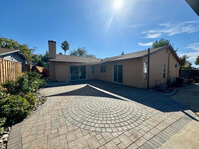 Building Photo - Beautiful 4 Bedroom Single Story For Rent In Roseville!