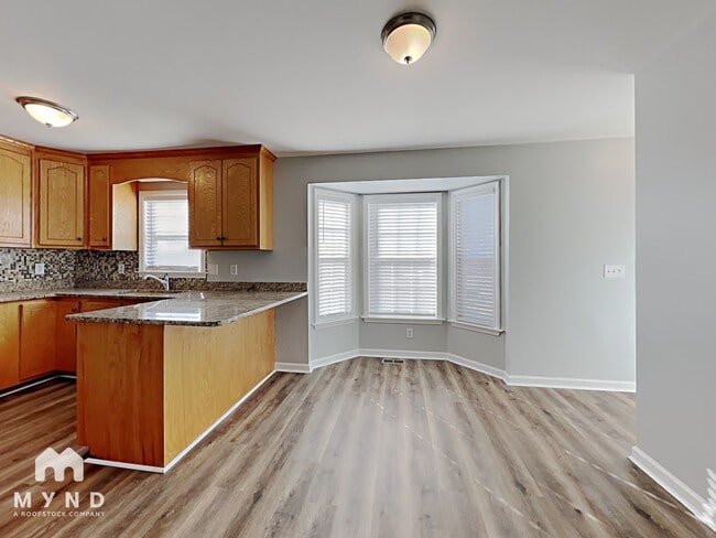 Building Photo - 560 Sunray Dr