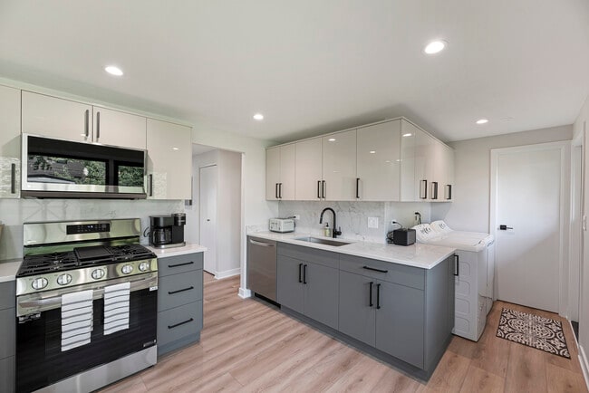 Building Photo - 208 W Hartford Dr