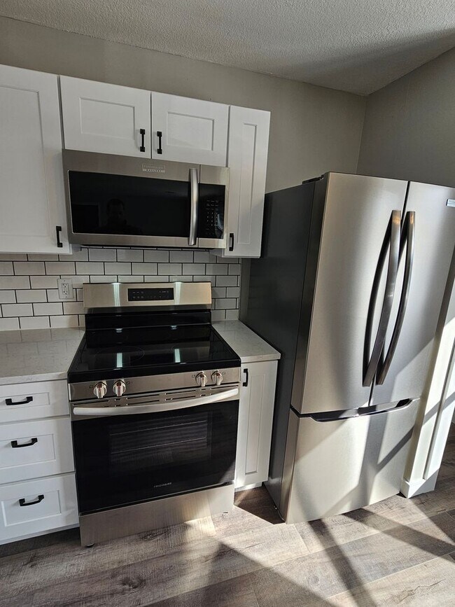 Building Photo - Like new large 2 bedroom apt coming available!