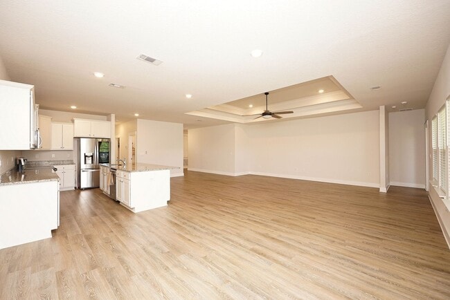 Building Photo - Spacious 5-Bedroom Home in Desirable Crest...