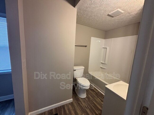 Building Photo - 2112 Lodell Ave