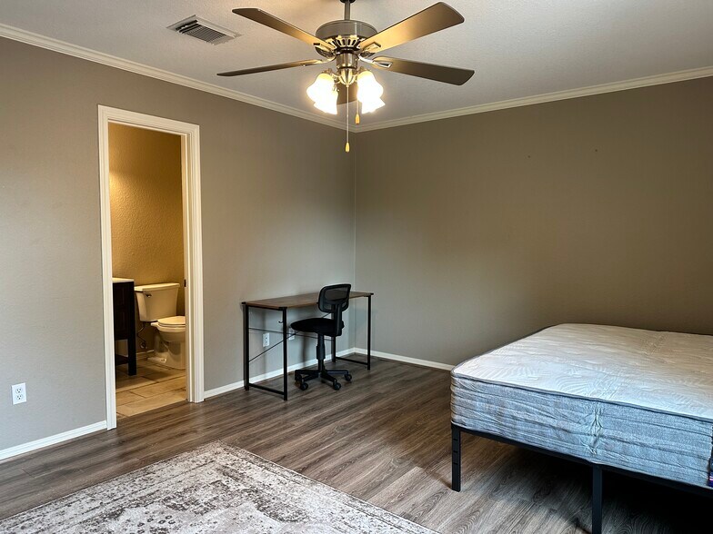 Building Photo - 2101 S 7th St