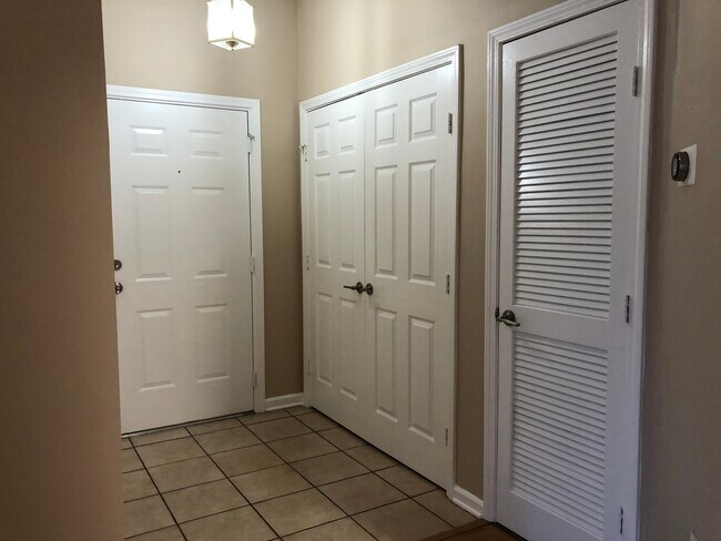 Building Photo - 10550 Baymeadows Rd