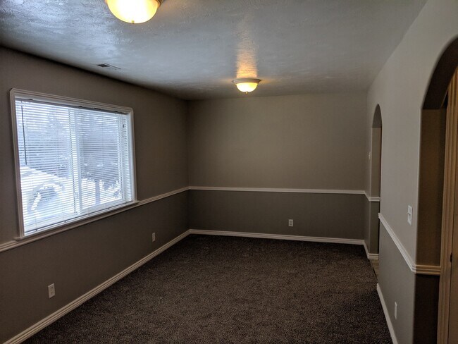Building Photo - 2 Bed 1 Bath Delmar Condo in Sugar City!