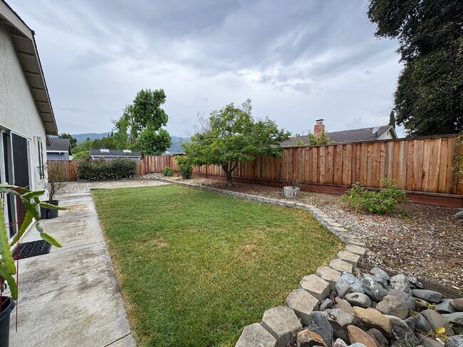Building Photo - Spacious 3 Bedroom Gilroy Home with AC  & Attached Garage
