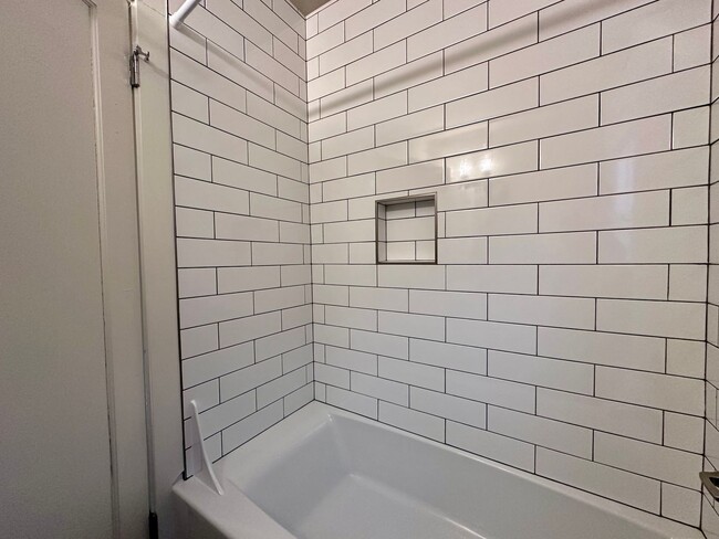 Building Photo - Adorable Home in a Historic Oregon City Neighborhood