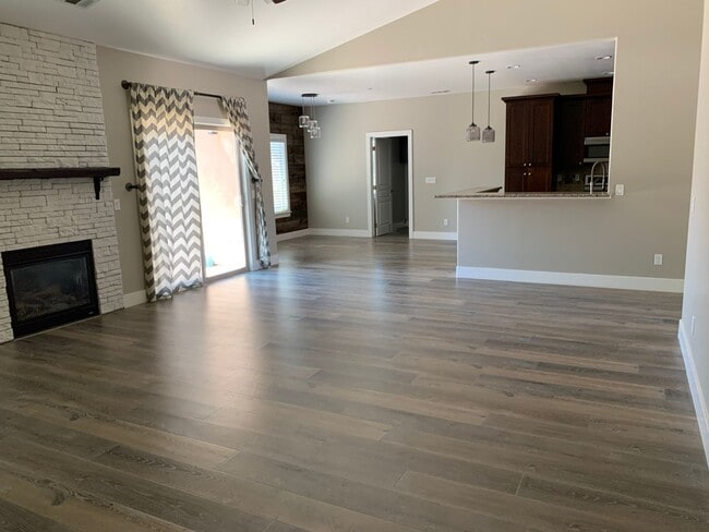 Building Photo - Beautiful home in very desirable neighborhood