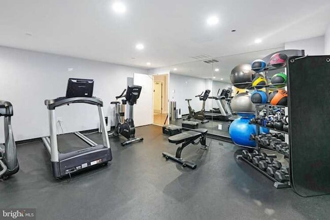 Building Photo - Urban Living at Its Finest: Spacious 2BR, 2BA Condo in Courthouse