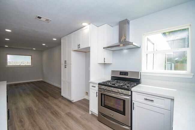 Building Photo - 9230 Lanewood Dr