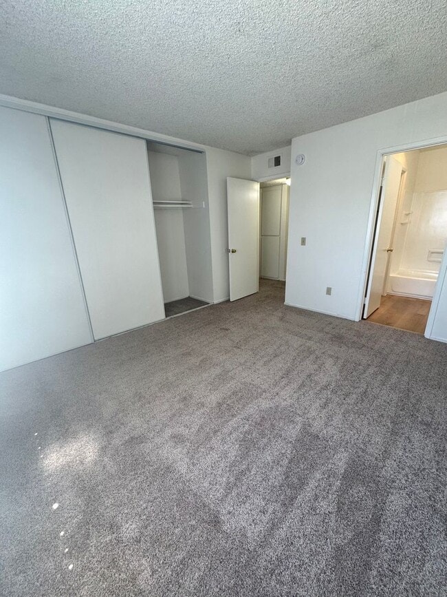 Building Photo - Spacious Upstairs 2-Bedroom, 1.5 Bath Cond...