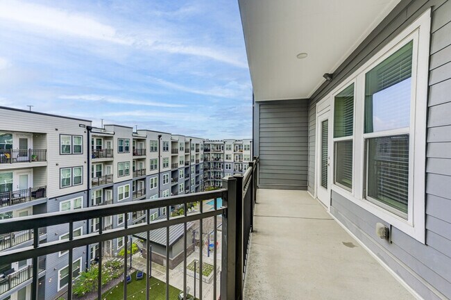 Building Photo - 975 Memorial Dr SE