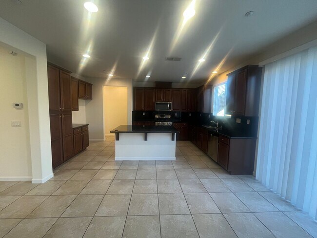 Building Photo - 4 Bedroom 2, Bath, 2900 sqft. w/t Separate 1 Bedroom 1 Bath Guest Quarters for Lease.