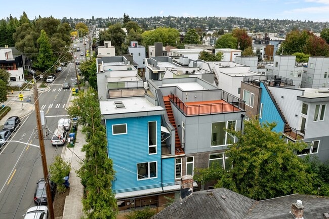 Building Photo - Gorgeous 3 Bd/2.5 Ba Seattle Townhouse