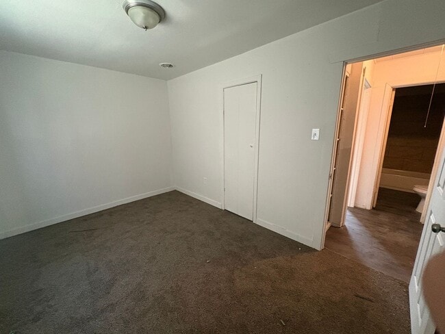 Building Photo - 2 bed 1 bath house!