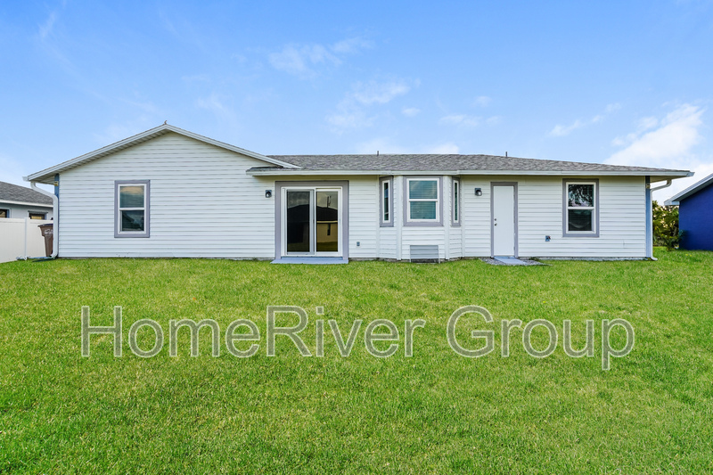 Building Photo - 902 SW 11th Ct