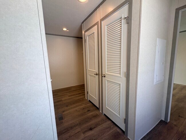 Building Photo - 1820 Green Park Cir