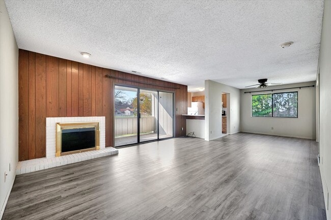 Building Photo - 2 bedroom, 2 bath condo - Available April 2026