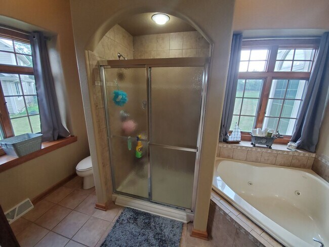 Building Photo - Menomonee Falls 4 bedroom