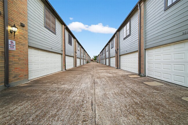 Building Photo - 9850 Pagewood Ln