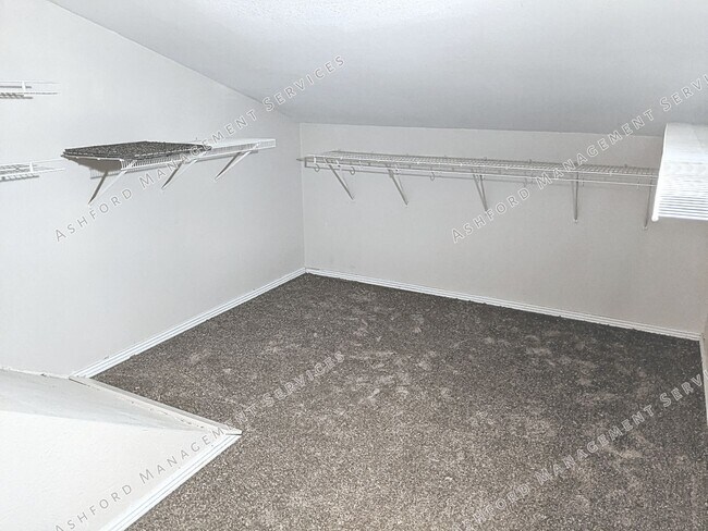 Building Photo - COMING SOON! 3 BEDROOM 3 BATH END UNIT TOW...