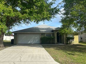 Building Photo - Spacious 4 bed 2 bath, 2 car garage with fenced-in backyard in Poinciana Neighborhood