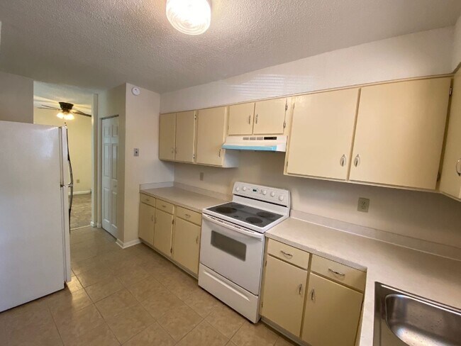 Building Photo - 449 Hickory Hill Dr