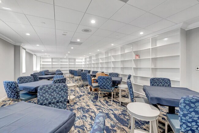 Building Photo - 6866 Huntington Ln