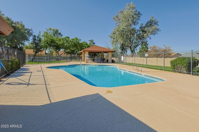 Building Photo - 2 Bedroom 2 Bathroom with a 2 Car Garage f...