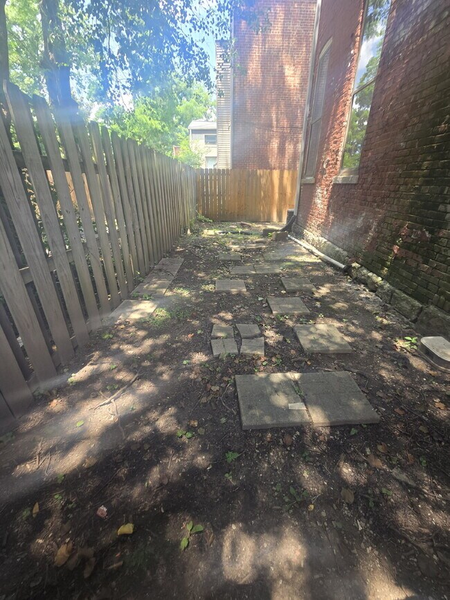 Building Photo - "2-Bed Condo with Gleaming Hardwood Floors...