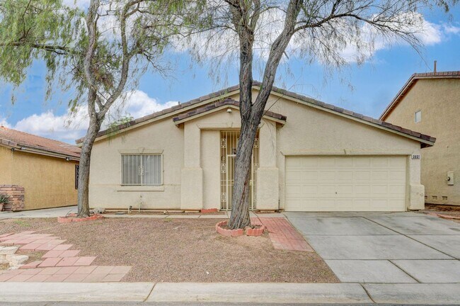 Building Photo - Rare Single Story Home with hard flooring!