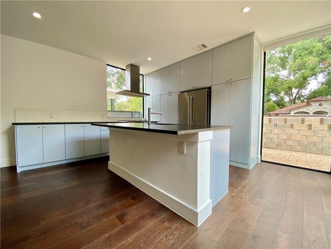 Building Photo - 1905 Riverview St