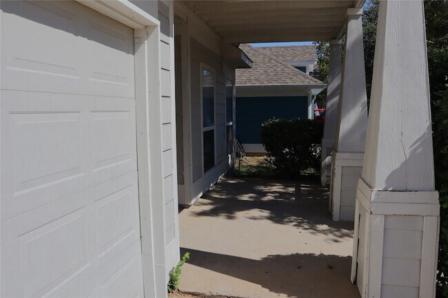 Building Photo - 9724 Old Field Dr
