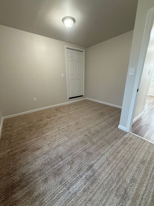 Building Photo - Beautifully updated & in great location