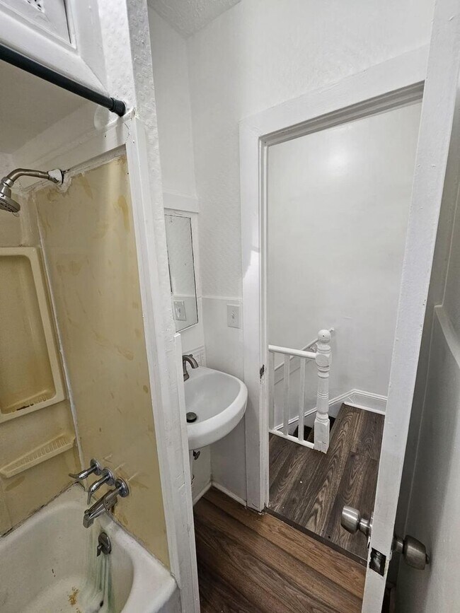 Building Photo - 3 bed 1 bath