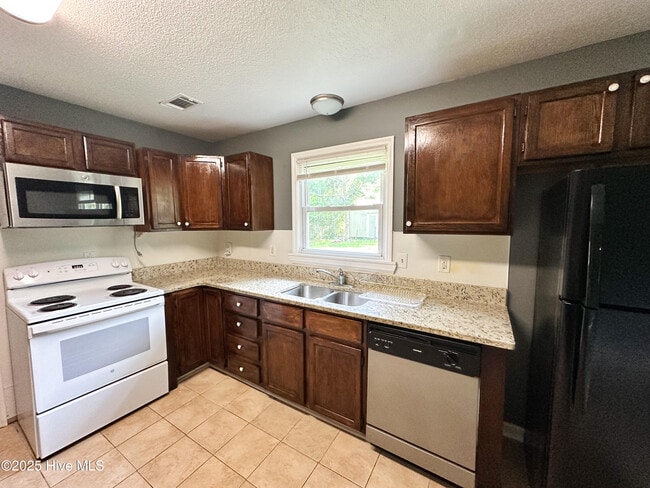 Building Photo - 4810 Kings Dr