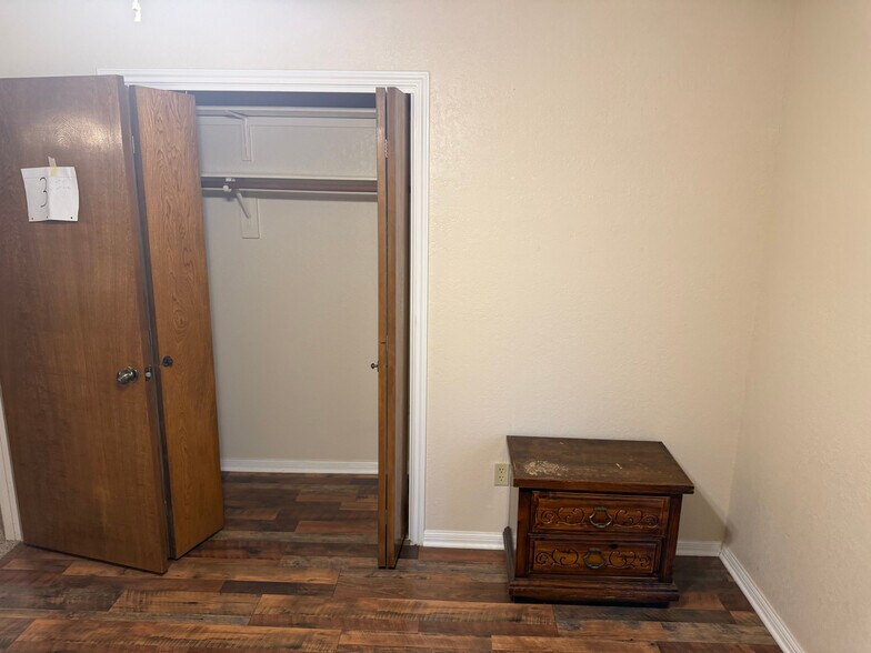 Building Photo - Room in House on Magic Hill Dr