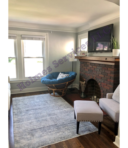 Living room - view of decorative fireplace. - 526 Academy St