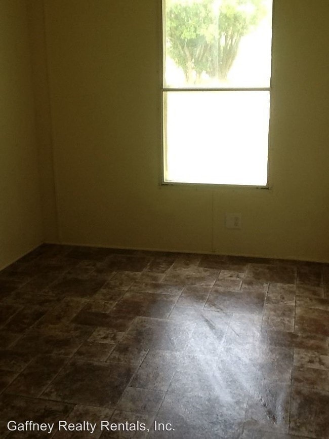 Building Photo - 4 br, 2 bath House - 308 River Dr.