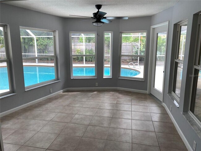 Building Photo - 701 Bluff View Dr