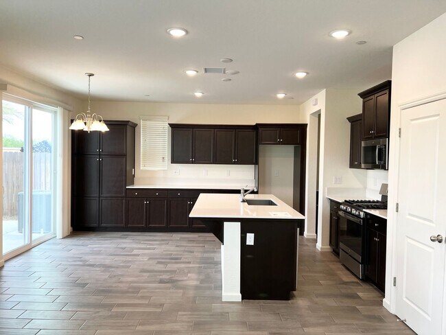 Building Photo - 3/2.5 In North Clovis Near Buchanan High School