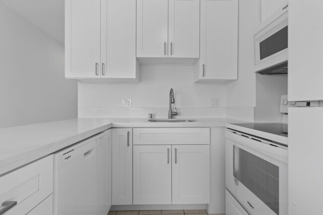 Building Photo - Waikiki 1BR/1BA with Ala Wai Canal & Mountain Views — Wraparound Lanai, Utilities Included
