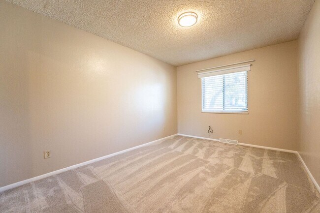 Building Photo - 954 S Miller St