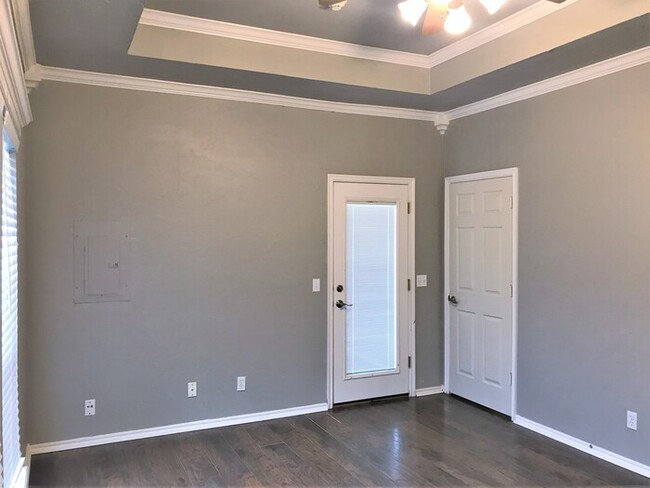 Building Photo - 3 Bed 2 Bath 2 Car Duplex in the Silvertre...