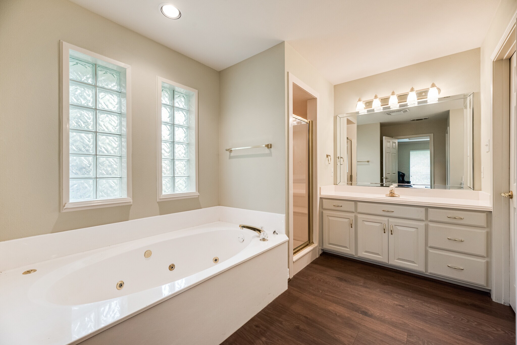 Building Photo - 8911 Hickory Hill Dr