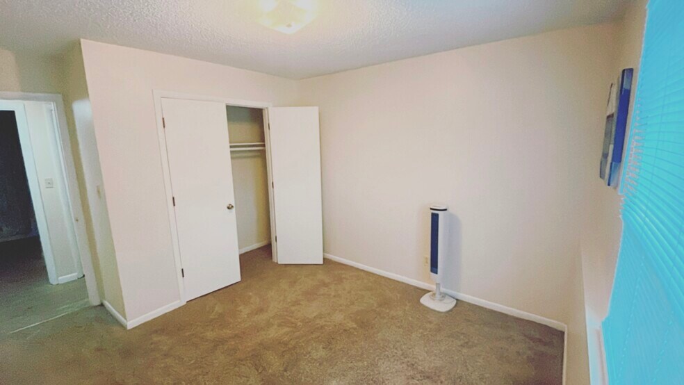 Building Photo - 2104 Elm Ln
