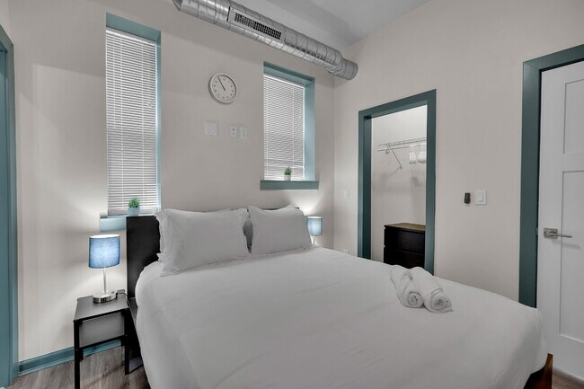 Building Photo - Furnished 2-Bedroom, 2-Bath Apartment near the Medical Campus