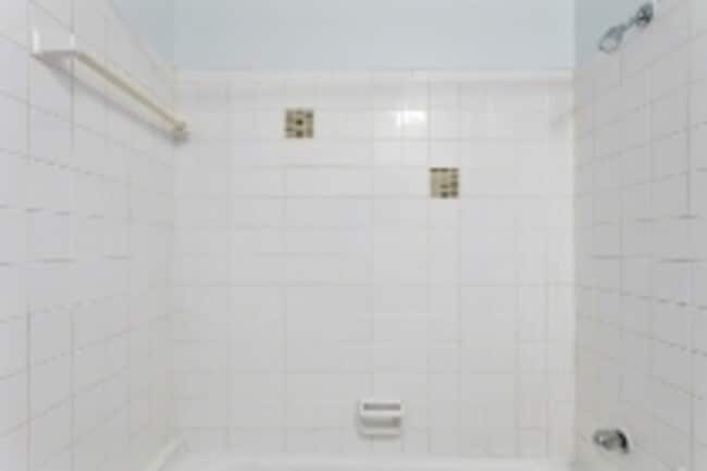 Building Photo - 502 W 89th St