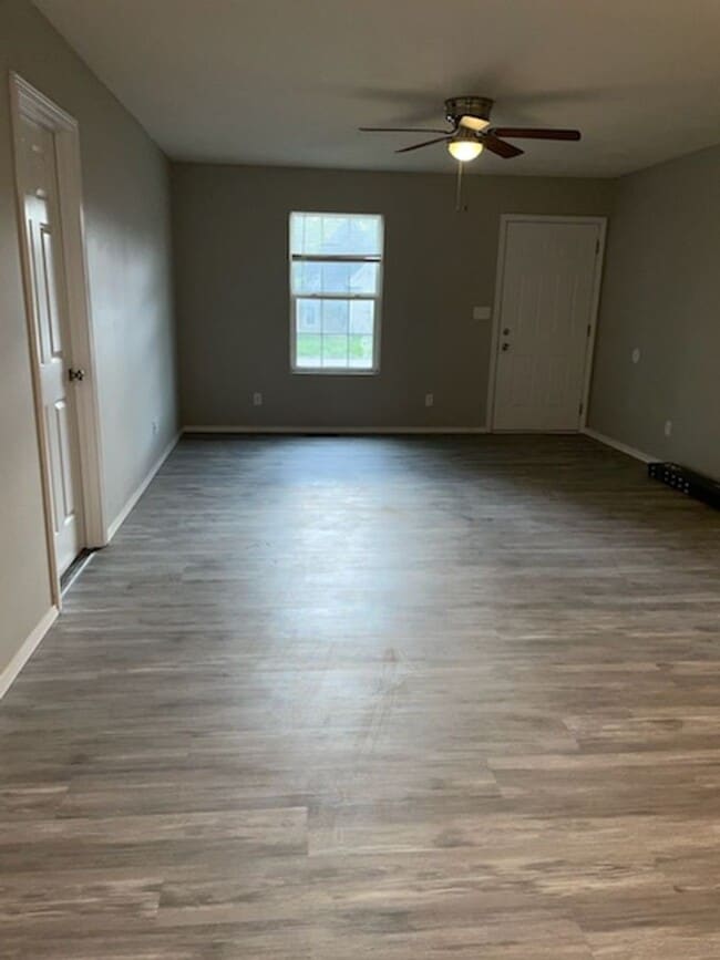 Building Photo - 3 Bed 2 Bath House November