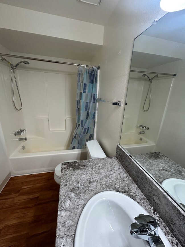 Building Photo - Spacious 2-Bed, 2-Bath Apartment – Freshly...